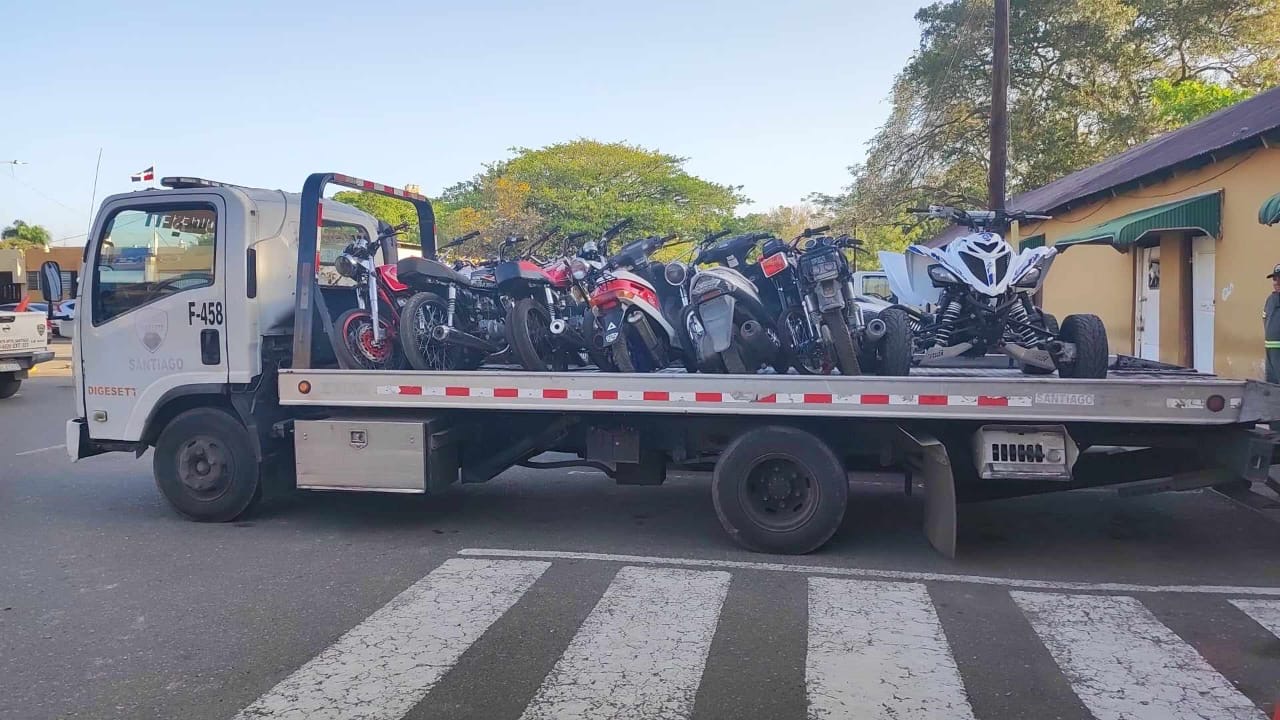 Agentes de la DIGESETT sorprenden en la Región Cibao Central a 12 motociclistas en carreras clandestina