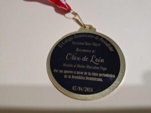 Entregan Medalla al Mérito a Olivo De León IMG 4106 300x225