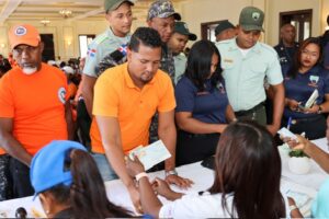 Gobierno entrega Bono de Emergencia socorristas y agentes de orden que trabajaron en siniestro de San Cristóbal IMG 4752 1 300x200