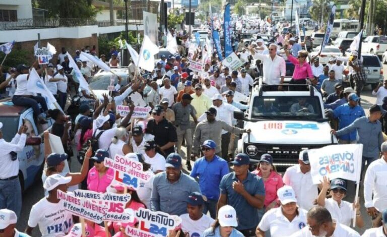 Abinader finaliza recorrido del fin de semana con gran marcha caravana en Puerto Plata