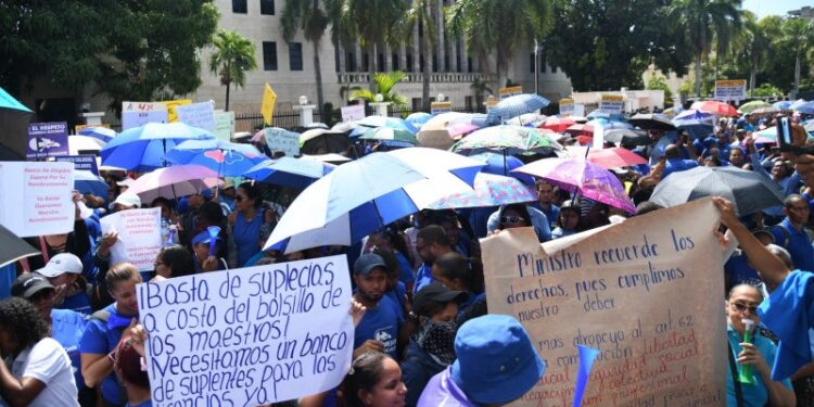 Cientos de profesores protestan frente al Ministerio de Educación