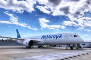Air Europa elogia crecimiento turismo RD; anuncia primer vuelo ruta Madrid-Santiago será el 27 de junio avion air europa 300x197
