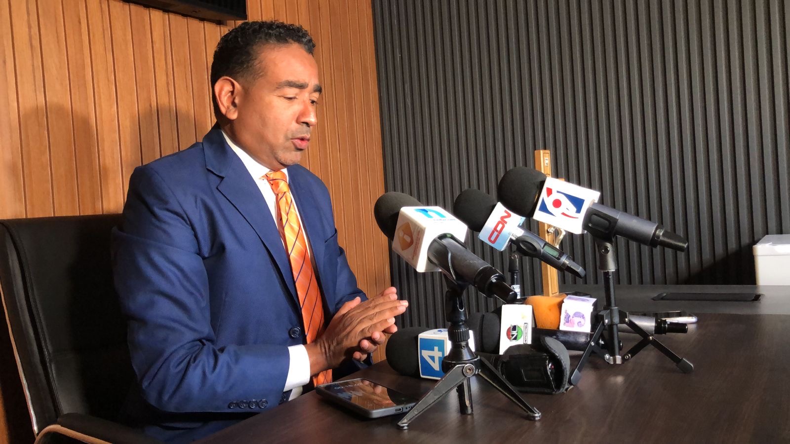 Comunicadores 8.0 Luis Abinader Presidente llama a la población no distraerse con campañas falsas en contra de Abinader