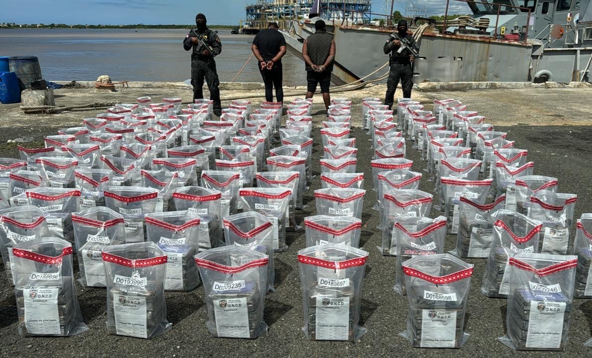 “Golpean y atrapan lancha, con dos personas  abordo mas 675 paquetes presumiblemente de drogas”