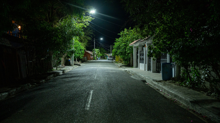 Edesur ilumina el distrito Los Toros en Azua, para beneficiar a 600 familias