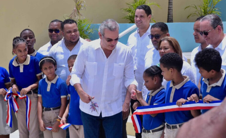 LuisAbinader inaugura escuela en Los Alcarrizos