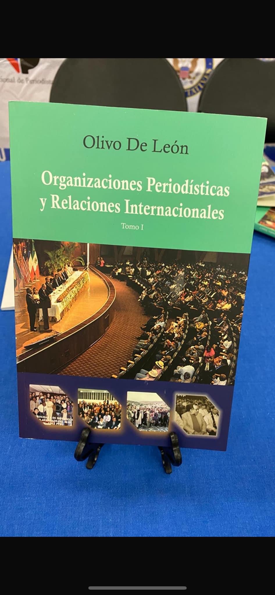 Un éxito rotundo la puesta en circulación de los libros del Lic.Olivo De León en New York.