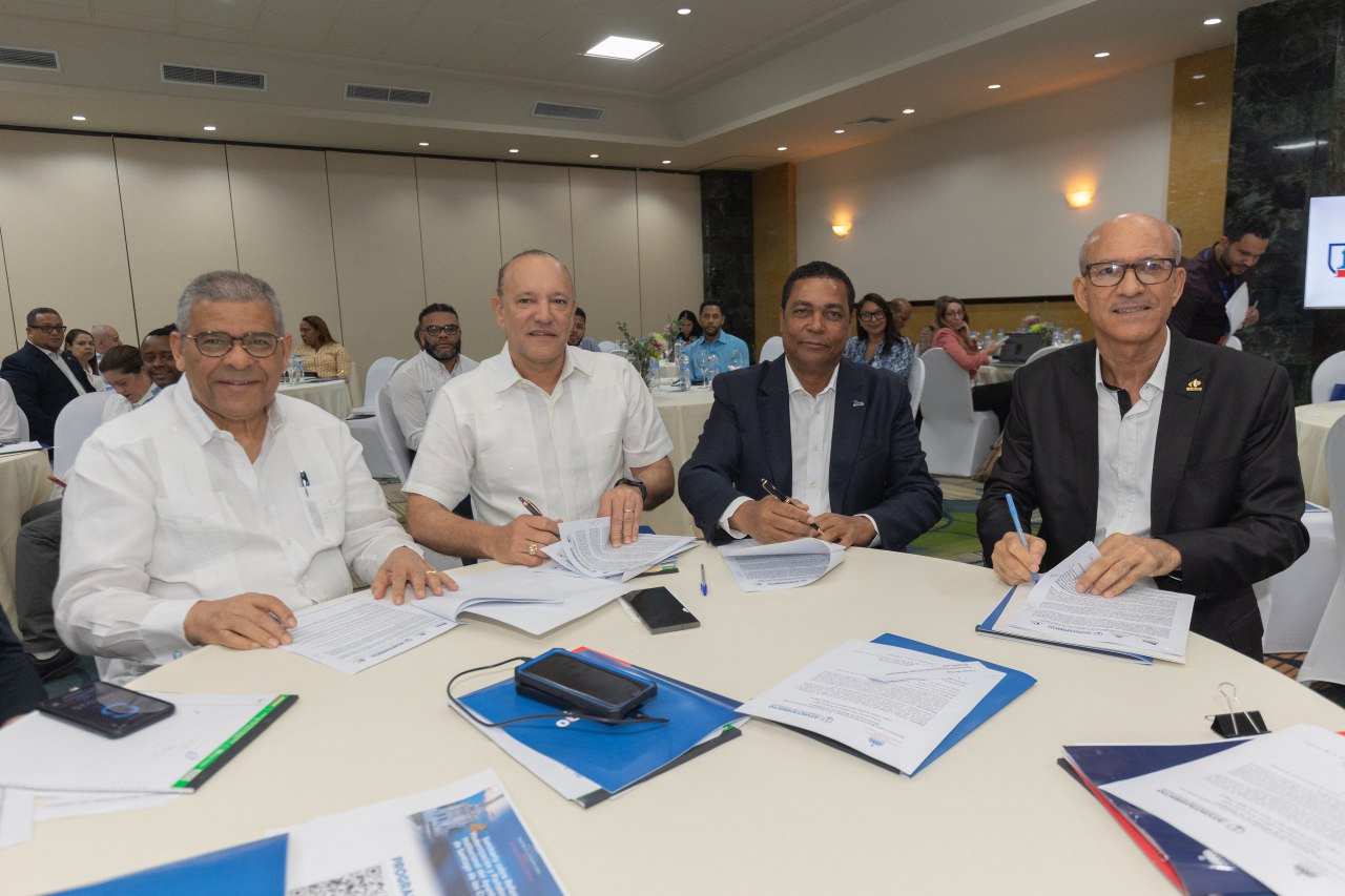 MAP, Liga Municipal y FEDOMU Realizan seminario y firman acuerdo