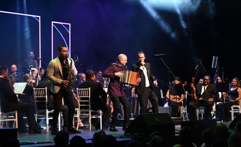 Santiago disfruta espectacular velada junto a Alex Bueno y Amaury Sánchez