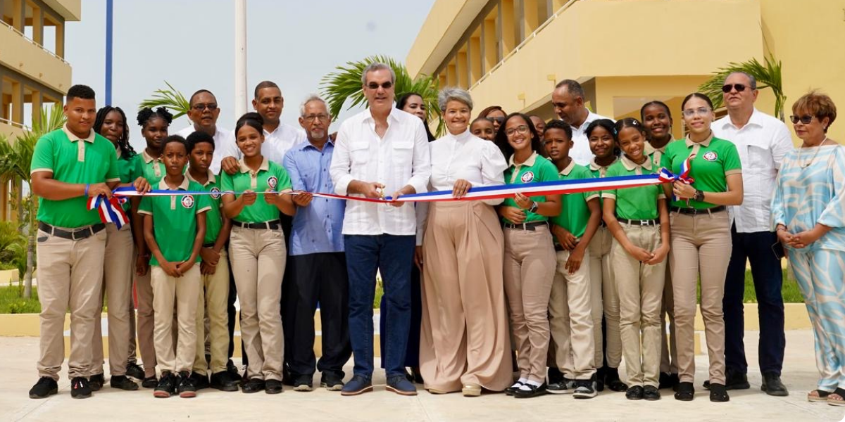 Presidente Luis Abinader inaugura centro educativo