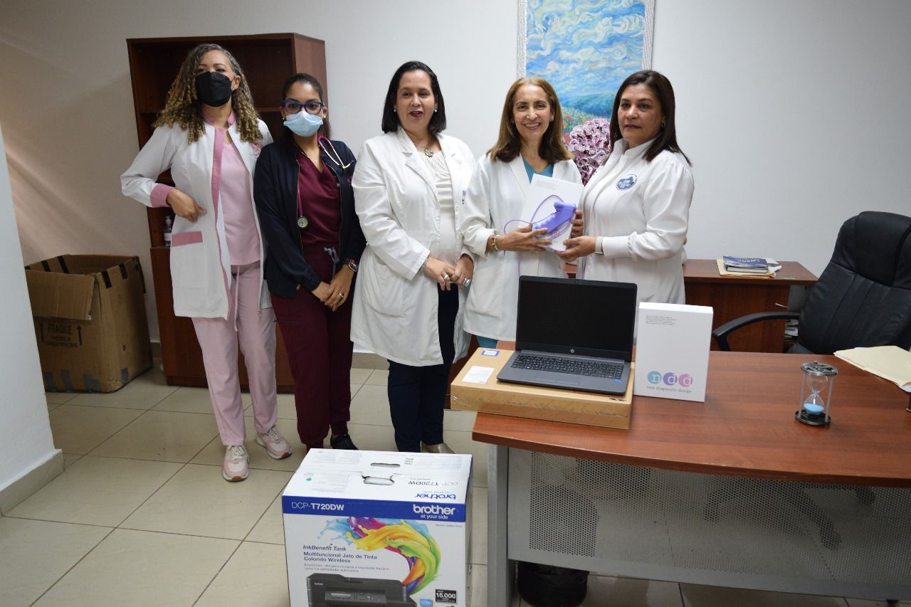 Círculo de Egresados del Robert Reid Cabral dona equipos para unidad pulmonar del hospital