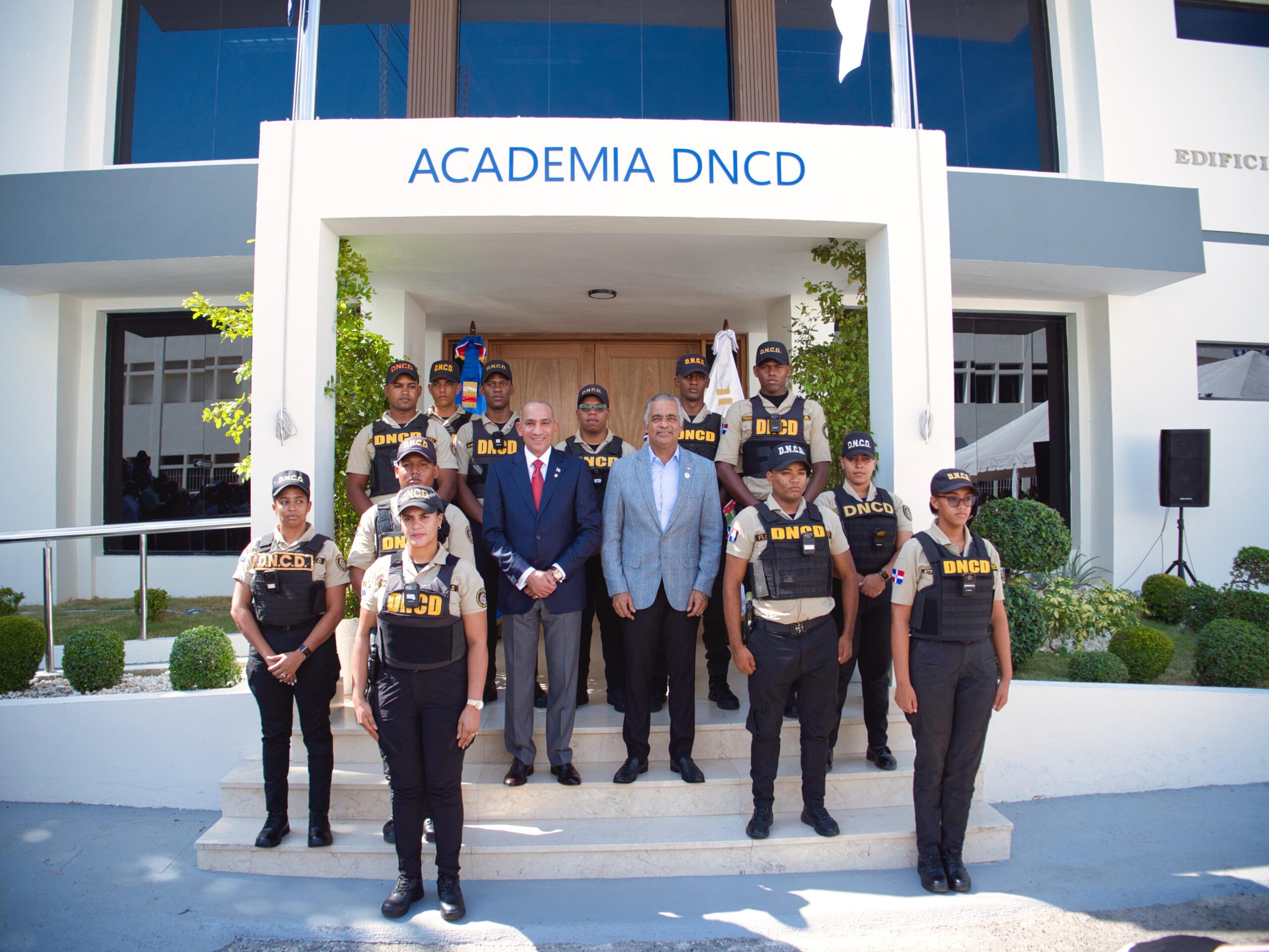 Presidente Luis Abinader dispone aumento salarial de hasta un 160% para agentes de la DNCD*