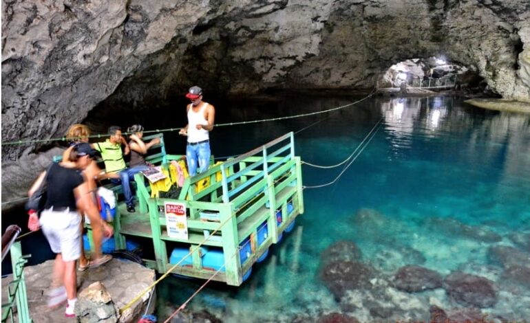 Denuncian usuarios parque ecoturistico Los Tres Ojos son abligados a pagar con tarjeta