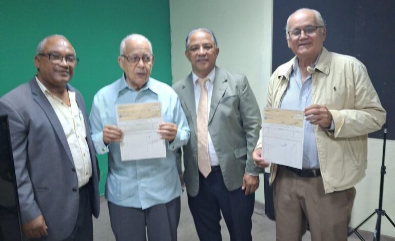 UNESCO-RD y CDP entregan completivo económico de premio sde Periodismo a Chino y Ercilio