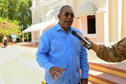 MOPC reconstruye parqueo y aceras en santuario