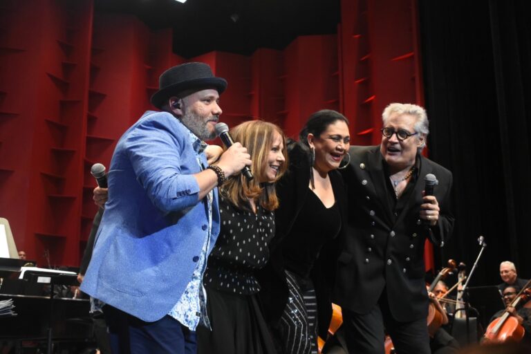 Músicos cubanos y dominicanos cantan  en auditorio  Caribeño