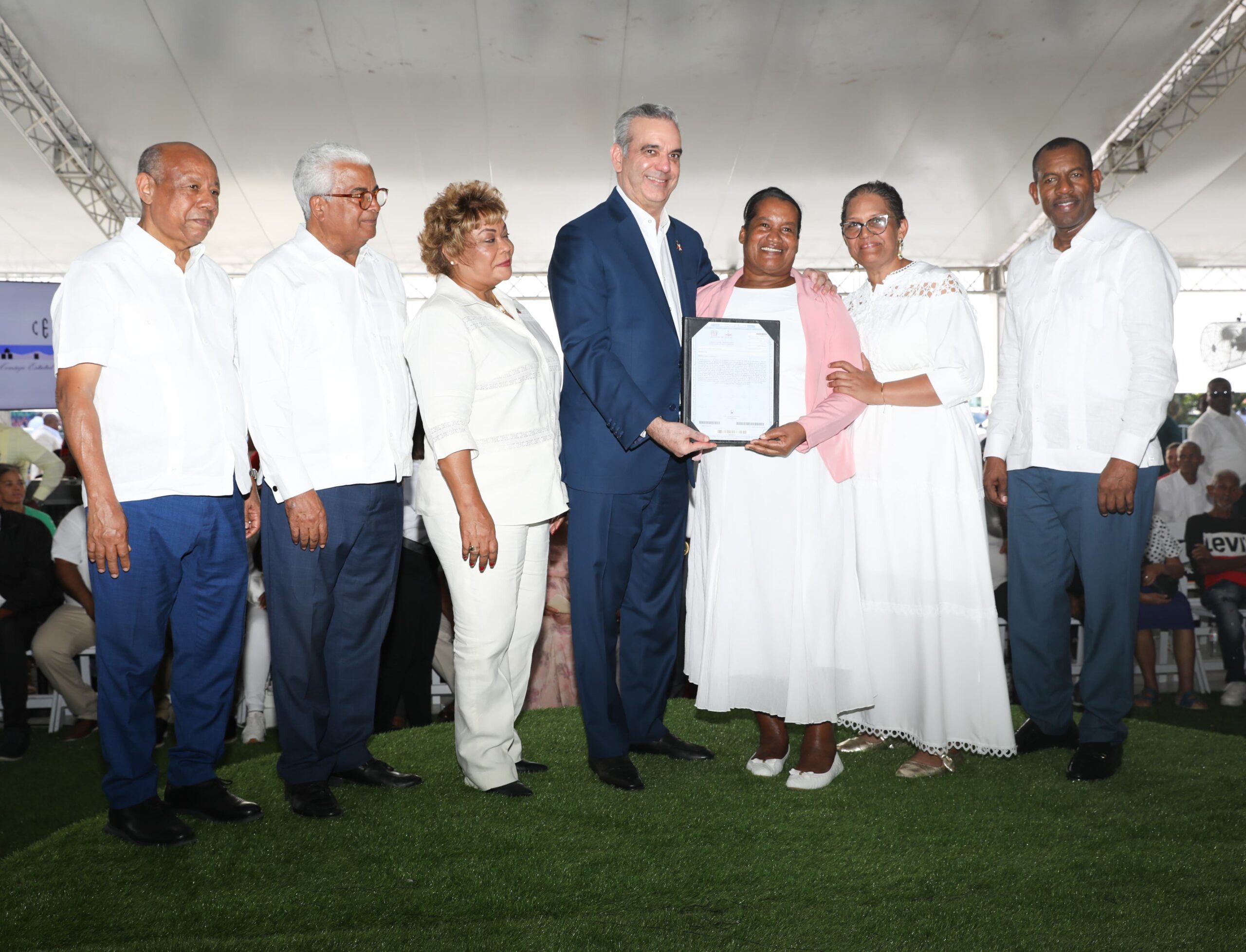 Presidente Abinader entrega 2,100 títulos de propiedad en La Guáyiga, Pedro Brand