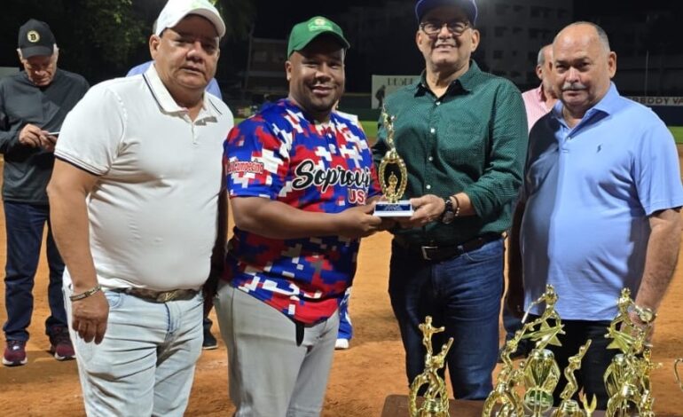 Liga de Softbol Soprovis premia más destacados de torneo 2024