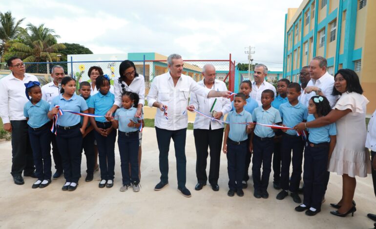 Higuey :Presidente Abinader inaugura  escuela