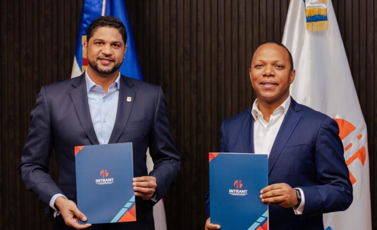 Oficina de Gestión Senatorial de San Cristóbal y el INTRANT firman acuerdo