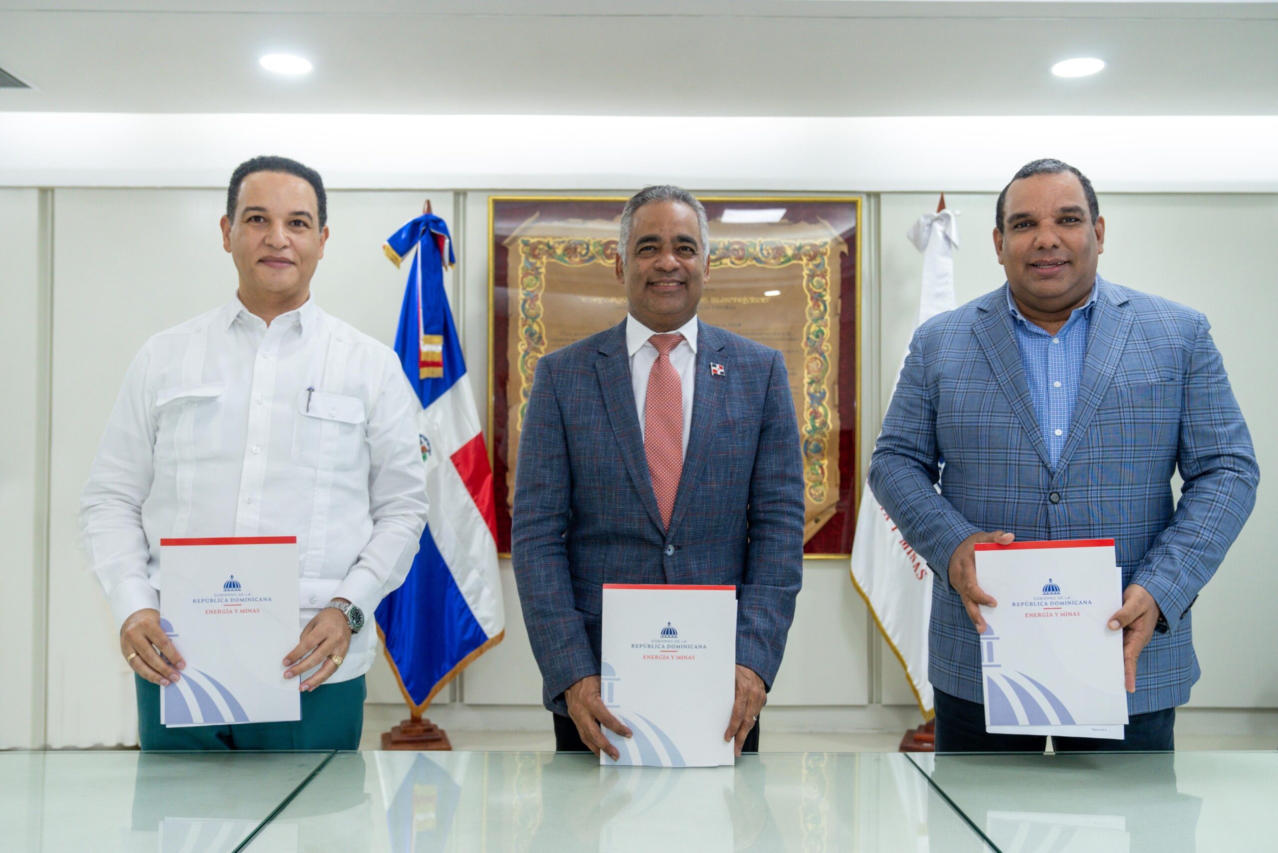 Energía y Minas formaliza entrega a la CNE de equipos de monitoreo