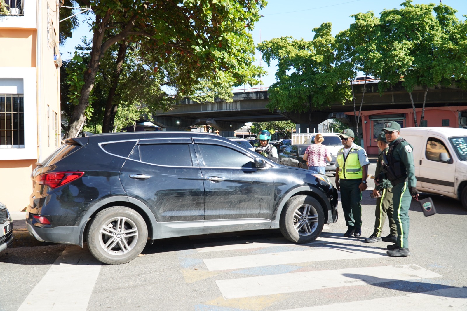 DIGESETT realiza operativo de vehículos mal estacionados en la calle Moca del sector de Villa Juana