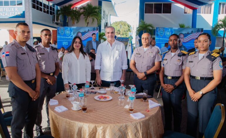 Presidente Abinader Almuerza con policías y  futuros  oficiales