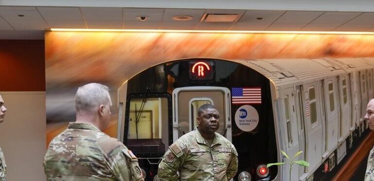 Gobernadora NY asignará 250 de la Guardia Nacional garantizar más seguridad pasajeros del metro