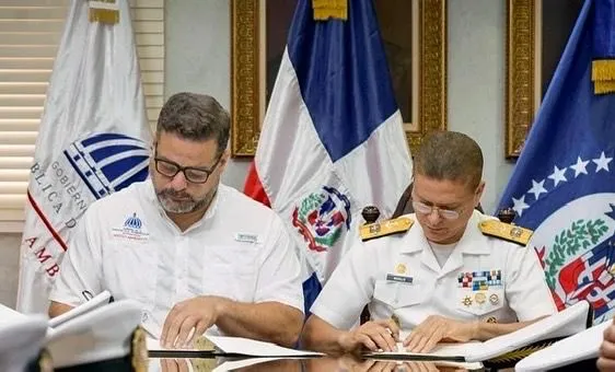 Armada y Medio Ambiente firman acuardo para salvaguardar las Dunas de Baní
