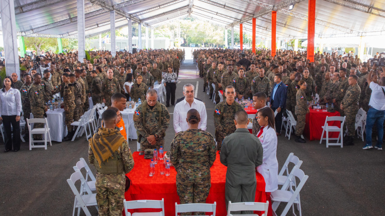 Presidente Abinader almuerza con guardias y la Policías