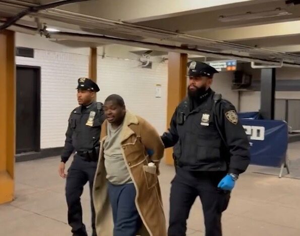Hombre empujó mujer en vagón metro Alto Manhattan tenía arresto y liberado recientemente; NYPD castigará delitos menores en trenes