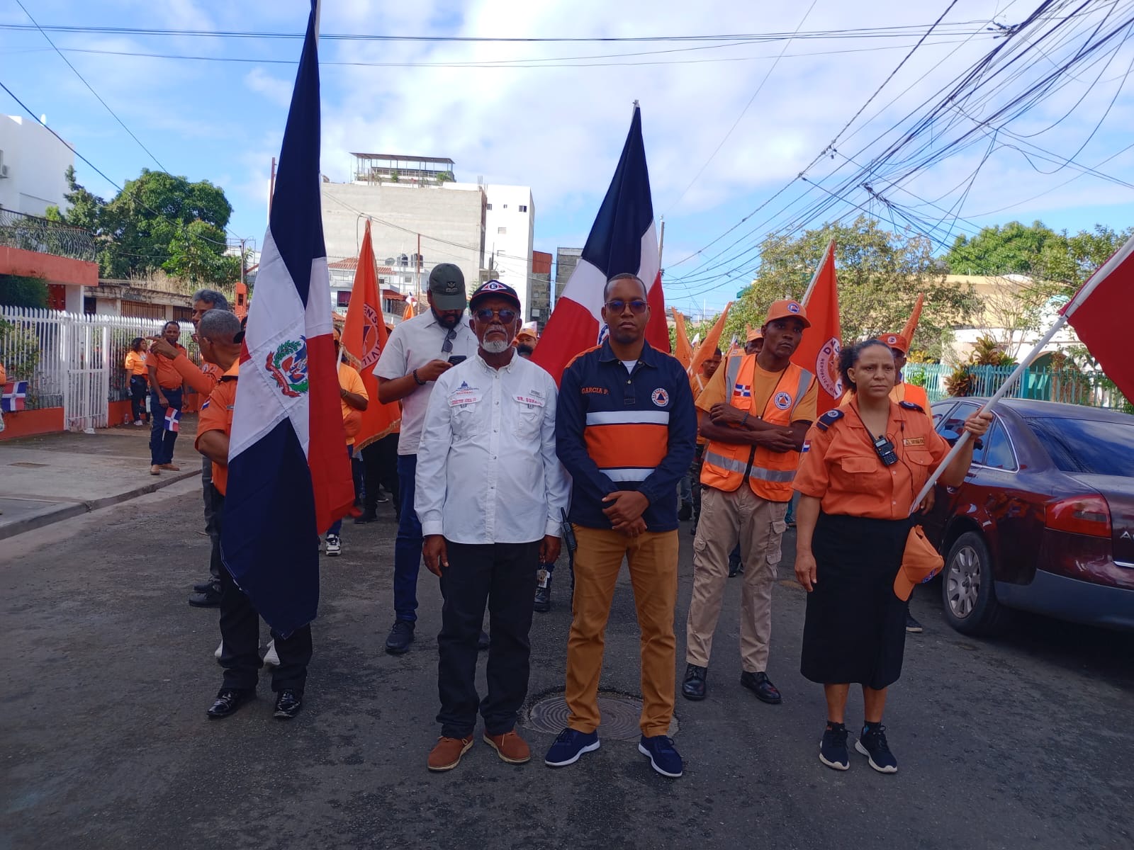 Diriector del Área IV en caminata con Defensa Civil