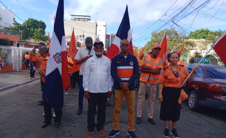 Director del área 1V en caminata con Defensa Civil