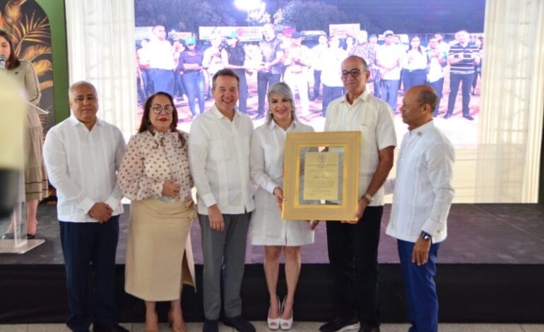 Andrés Burgos recibe reconocimiento de Amaprosán
