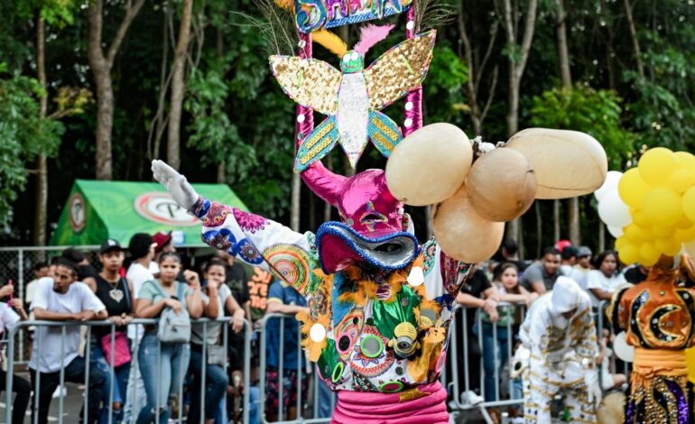 Carnaval de Santiago: Un segundo domingo exitoso que une a toda la familia