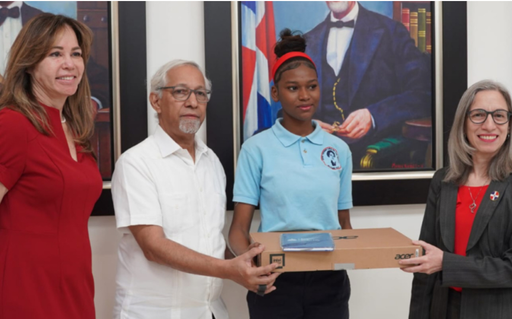 Minerd premia a estudiantes