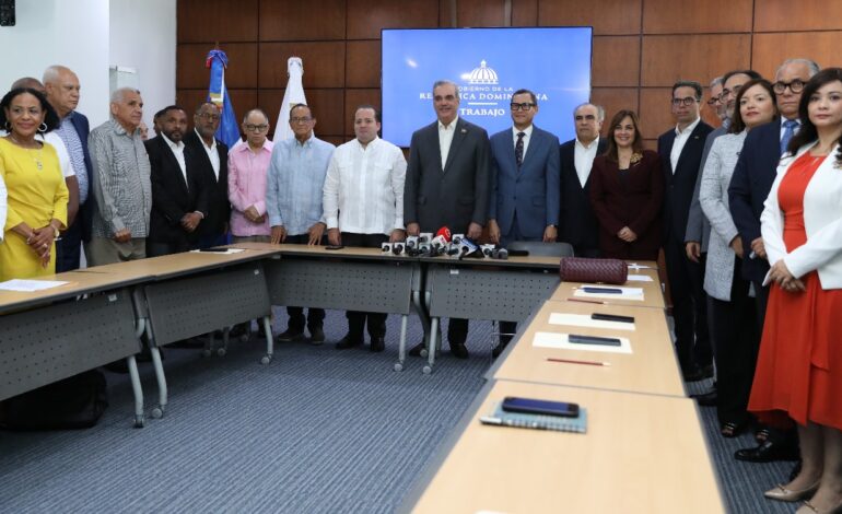 Gobierno anuncia aumento salarial de 20 %