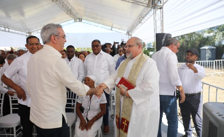 Presidente Abinader inaugura carretera Comendador – Guaroa – Macasías que impactará a más de 65 mil habitantes de Elías Piña