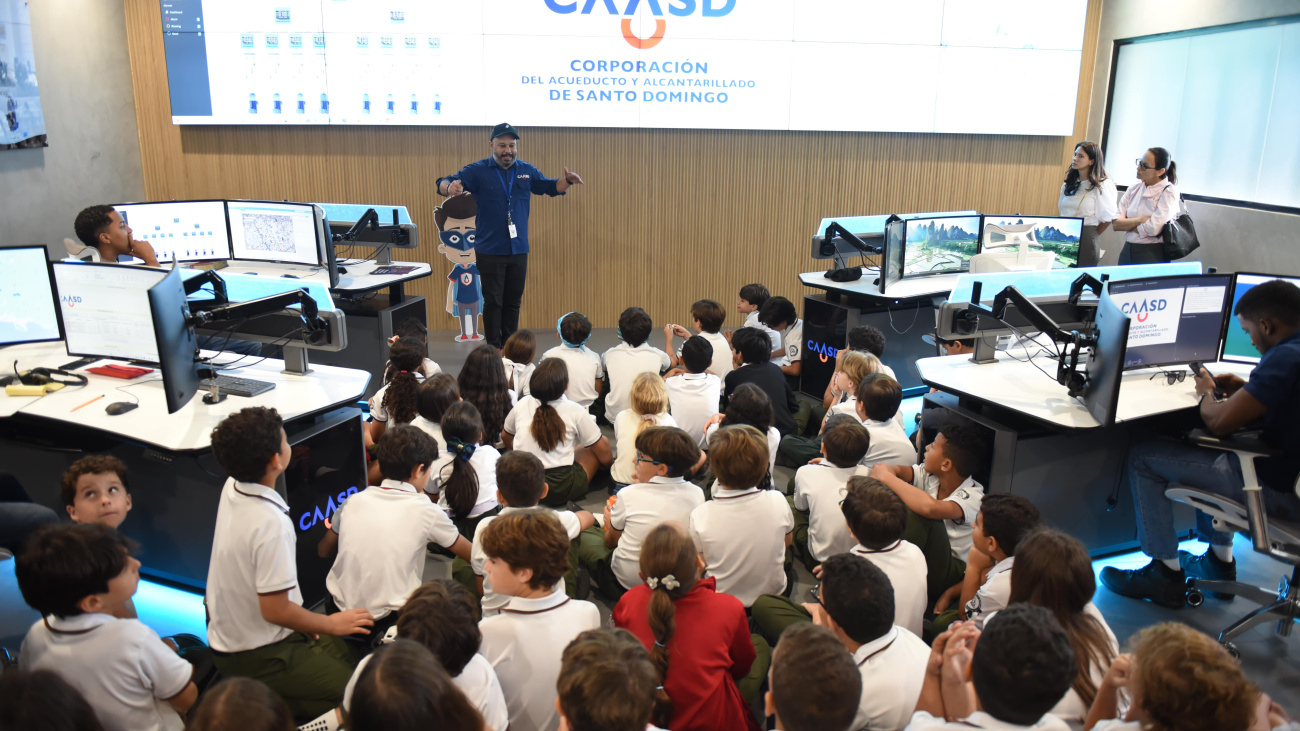 Estudiantes reconocen tecnología del centro  monitoreo de la Caasd