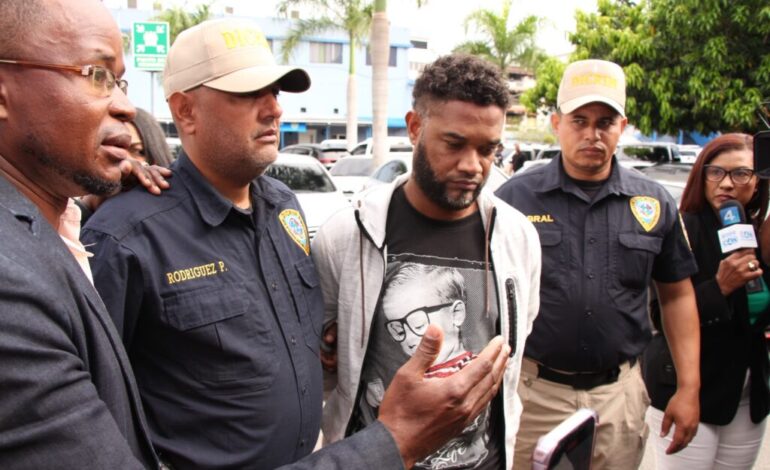 Se entrega ex oficial de la Policía quien era activamente buscado por doble homicidio en La Vega