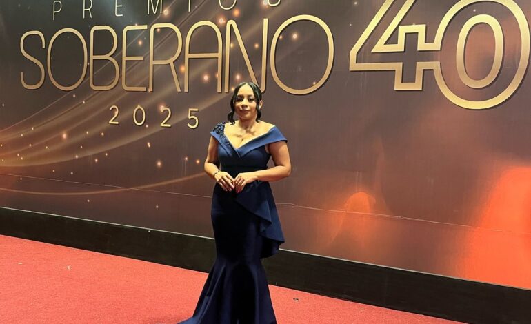 Periodista María Jiménez brilla en la cobertura de los Premios Soberano 2025 con vestido de Dolores Upia*