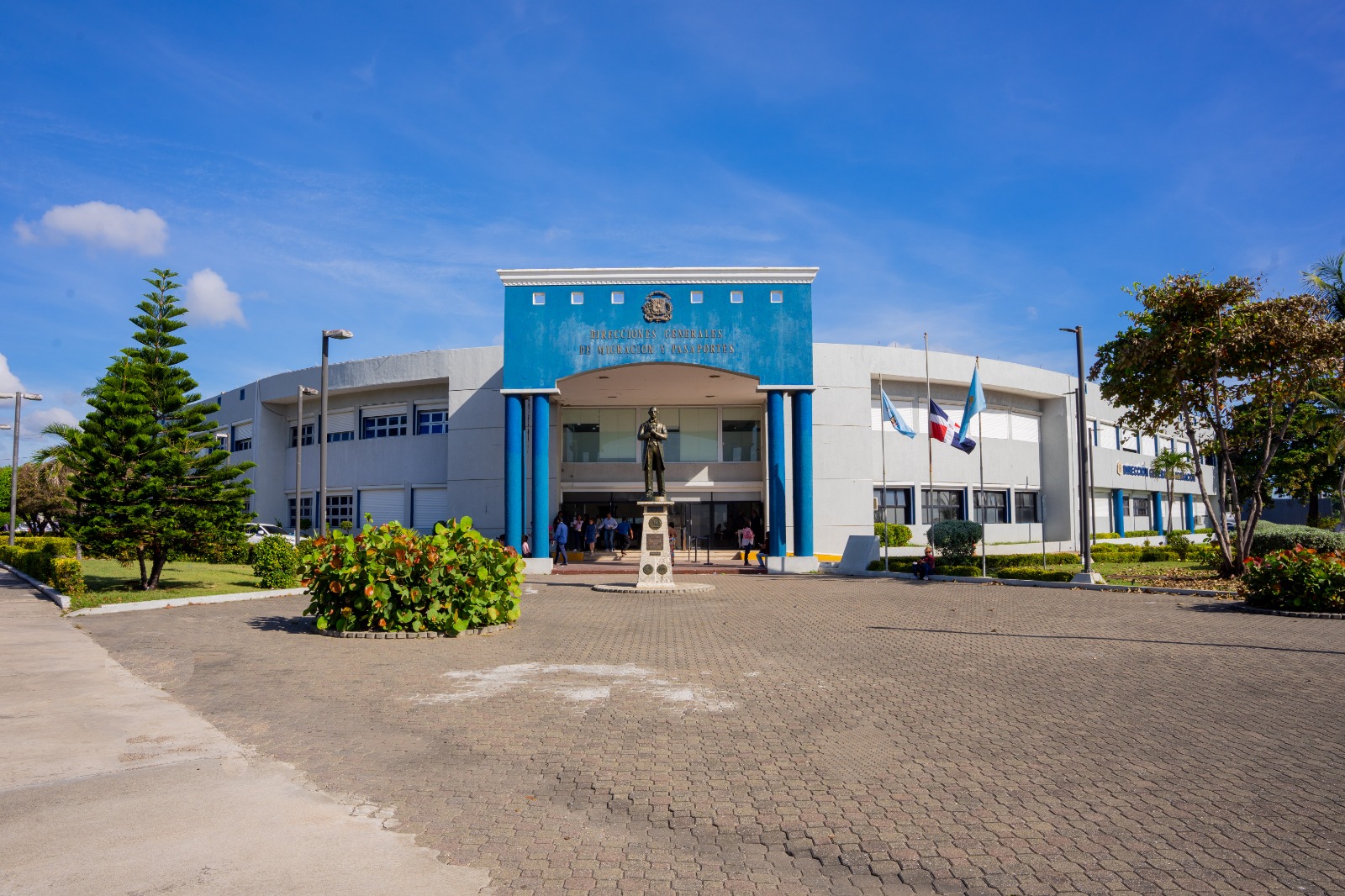 DGM amplía facilidad de servicios a usuarios de trámites migratorios.