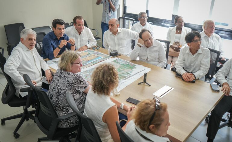 Wellington Arnaud muestra a embajadores y ministros proyecto de saneamiento del arroyo Gurabo en Santiago