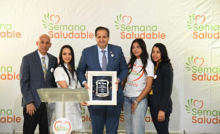 Entregan reconocimiento al ministro de Salud