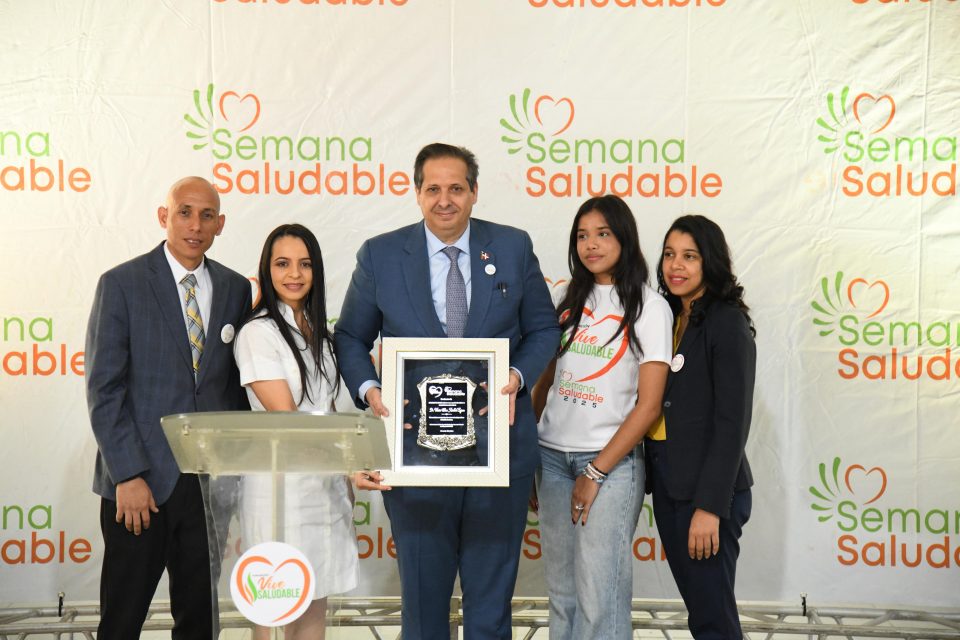 Entregan reconocimiento al ministro de Salud