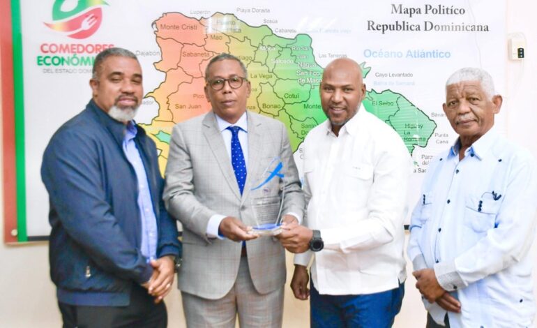 Circulo de Reporteros Gráficos de Televisión reconocen labor de director general de Comedores Económicos