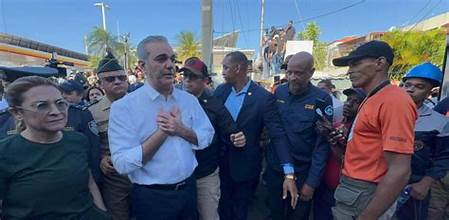 El Presidente Luis Abinader llega al lugar donde se derrumbo el techo de la Discoteca Jet Set