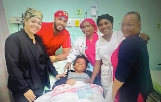 Rescatan niña luego de caer en alcantarilla tras fuertes lluvias