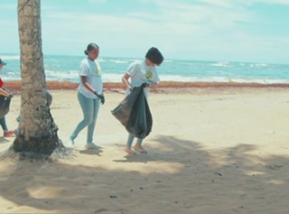 Jóvenes relevos de COOPUNION realizan jornada de limpieza en Playa La Entrada, en Cabrera