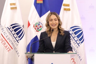 Cien personas cuidadoras de Azua y SDE firman carta compromiso para iniciar pasantías en hogares Conape